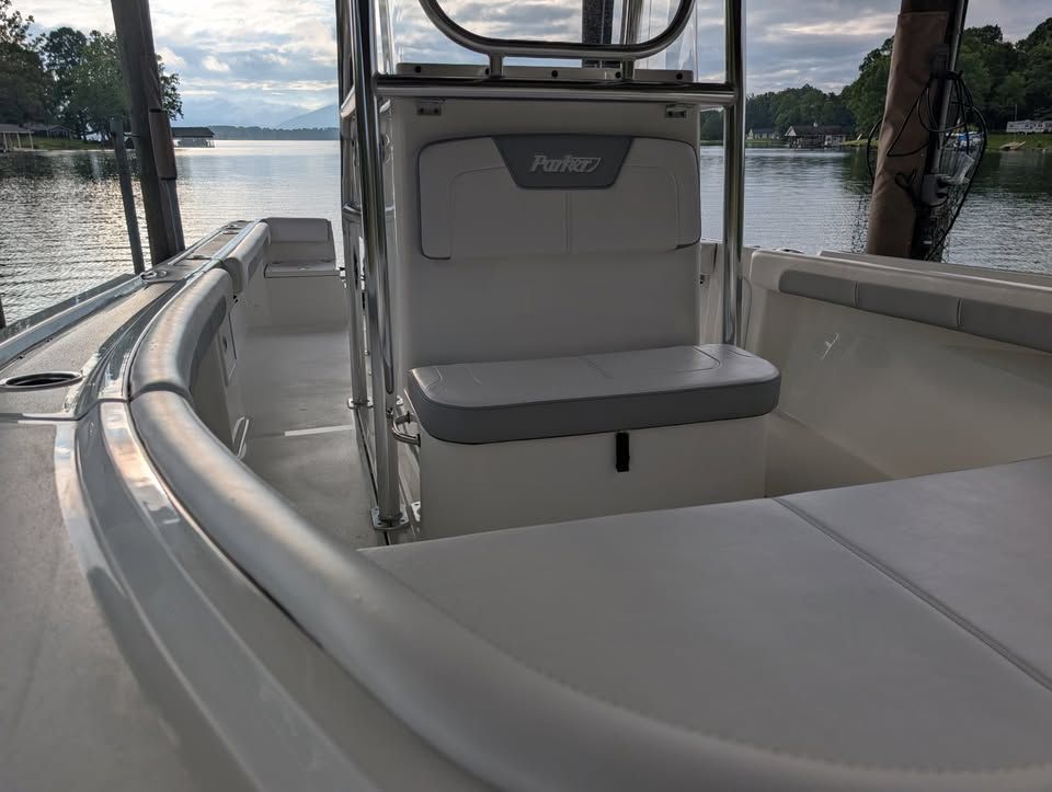 2025 Parker 21SE Center Console