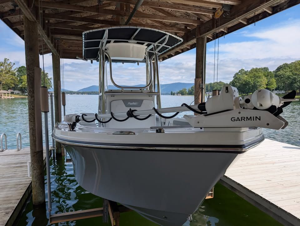 2025 Parker 21SE Center Console