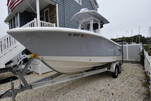 2023 Robalo R230 Center Console