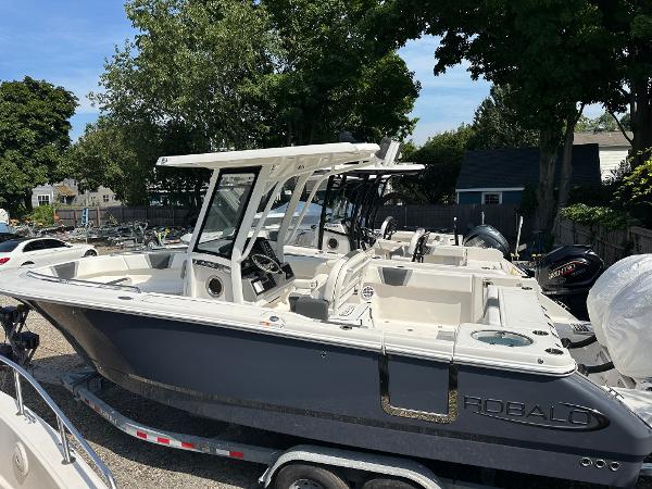 2025 Robalo R250 Center Console