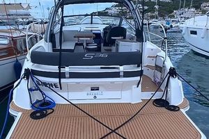 Bavaria S36 Open 2017 Bavaria S36 Open yacht docked in a marina, showcasing sleek design and spacious deck.