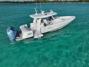 Intrepid 427 Nomad SE 2023 Intrepid 427 Nomad SE boat on clear turquoise water.