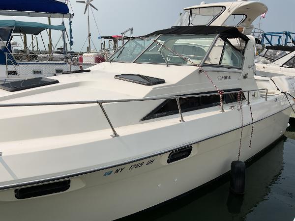 Cruisers Yachts 291 Sea Devil 1985 Cruisers Yachts 291 Sea Devil docked at marina, side view.