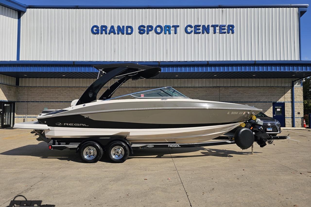 Regal 2500 Bowrider 2018 Regal 2500 Bowrider boat on trailer at Grand Sport Center.
