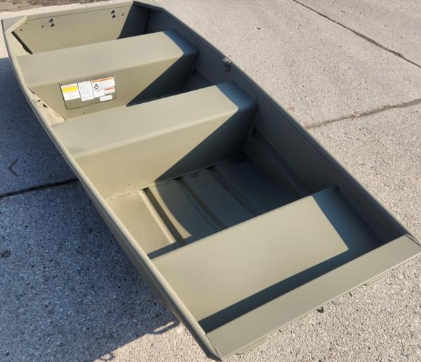 Tracker Grizzly 1036 Utility 2025 Tracker Grizzly 1036 Utility boat on concrete surface.