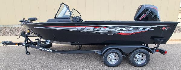 Tracker Targa V-19 WT 2024 Tracker Targa V-19 WT boat on trailer, black with red accents.