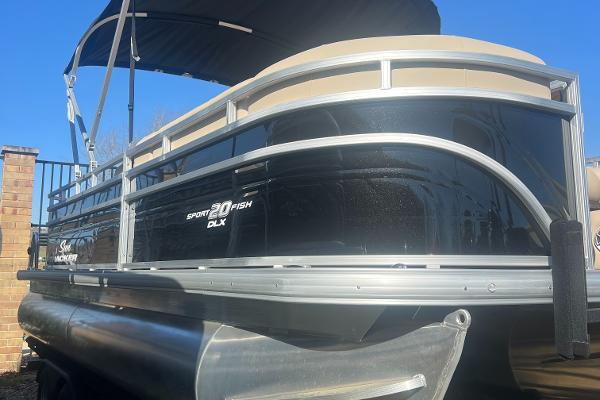 Sun Tracker SportFish 20 DLX 2025 Sun Tracker SportFish 20 DLX pontoon boat with canopy, side view.