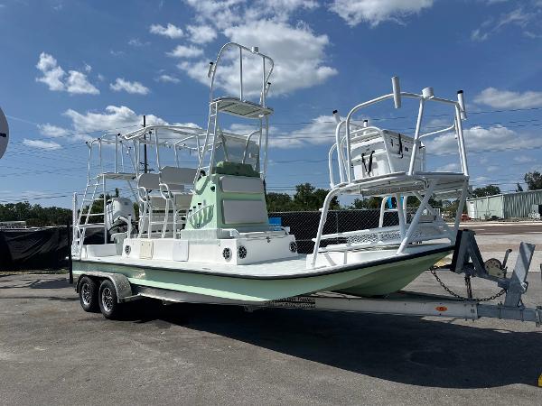 2023 Shallow Master 240 SMS