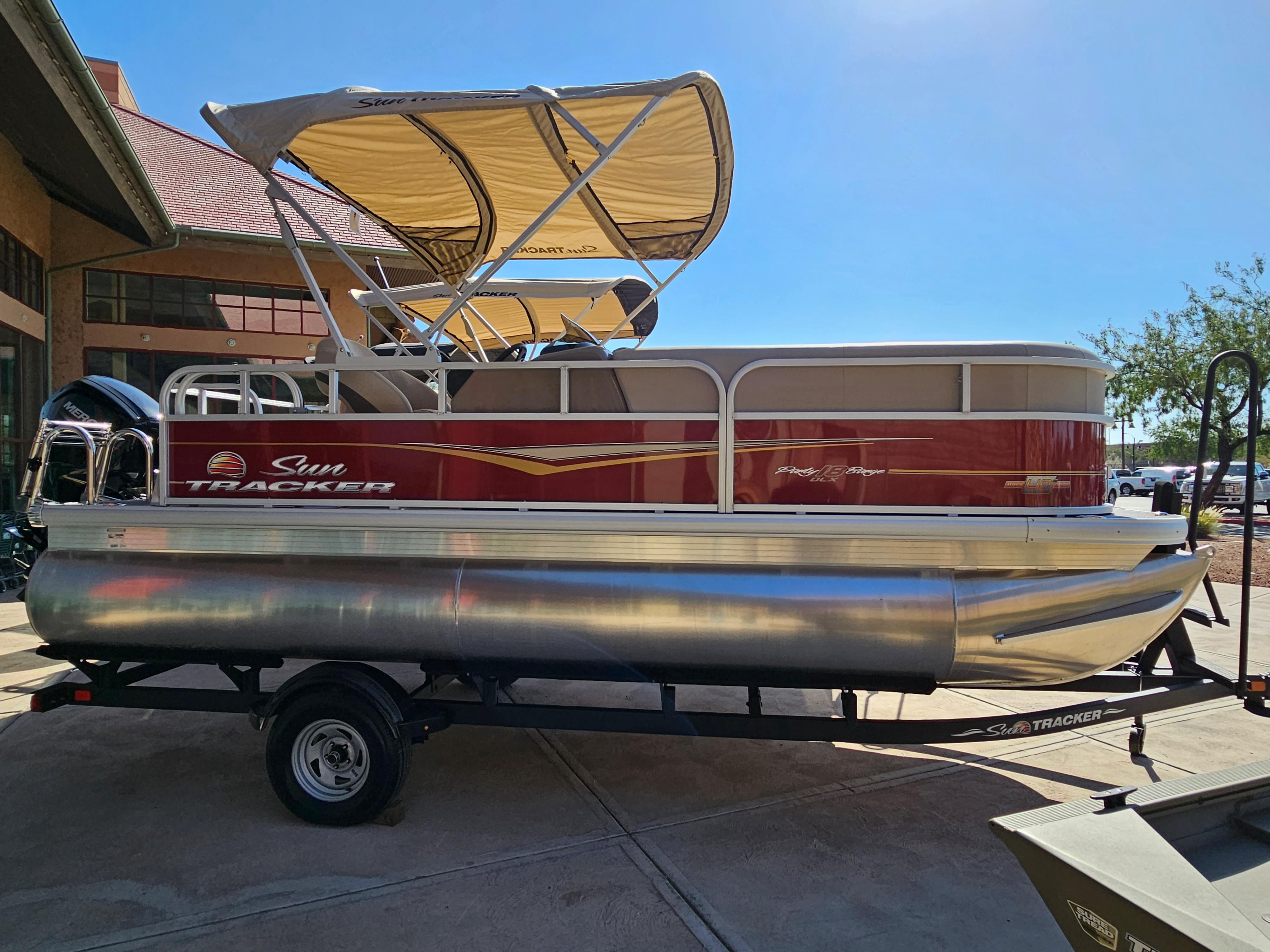 2025 Sun Tracker Party Barge 18 DLX