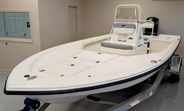 Mako 18 LTS 2025 Mako 18 LTS boat in showroom, featuring sleek design and modern seating.