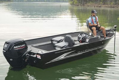 Lowe Fishing Machine 1775 SC Boat
