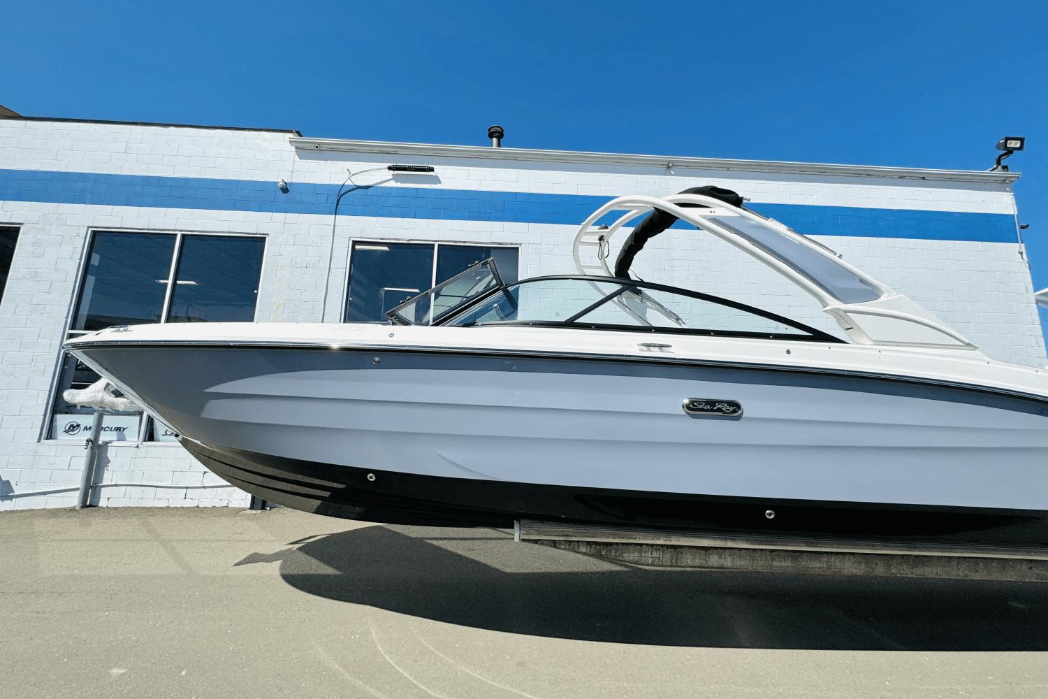 2025 Sea Ray SDX 270 Outboard