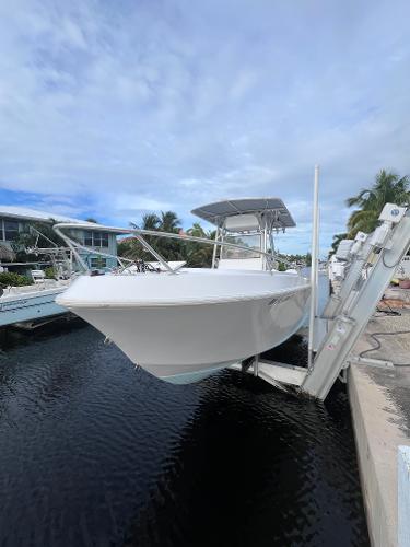 Mako 252 Center Console 1997 Mako 252 Center Console boat docked by waterfront homes.