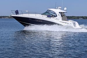 Sea Ray 40 Sundancer 2007 Sea Ray 40 Sundancer cruising on open water, creating a dynamic wake.