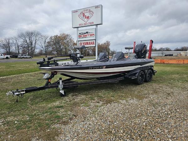 Skeeter FXR20 Apex 2022 Skeeter FXR20 Apex boat on trailer, parked outdoors near dealership sign.