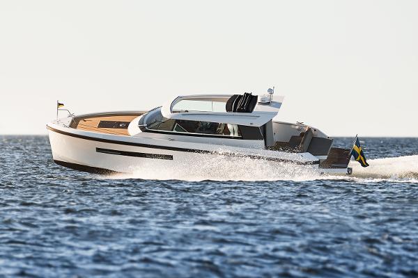 2022 Delta Powerboats 33 Coupe