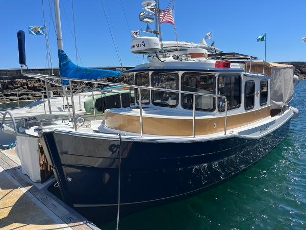Ranger Tugs 25 SC 2016 Ranger Tugs 25 SC boat docked in a sunny marina.