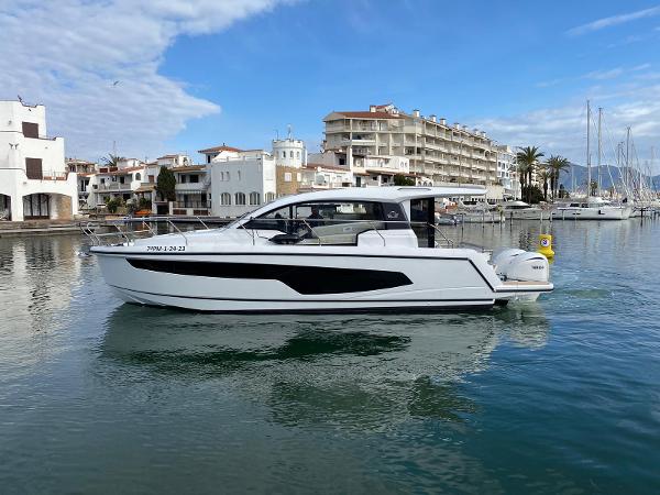 2023 Sealine C335V