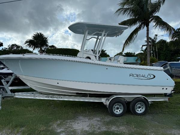 Robalo R230 Center Console