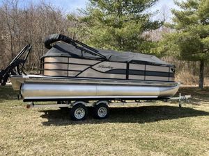 Bentley Pontoons 223 NAVIGATOR 2025 Bentley Pontoons 223 NAVIGATOR on trailer, covered, parked on grass.