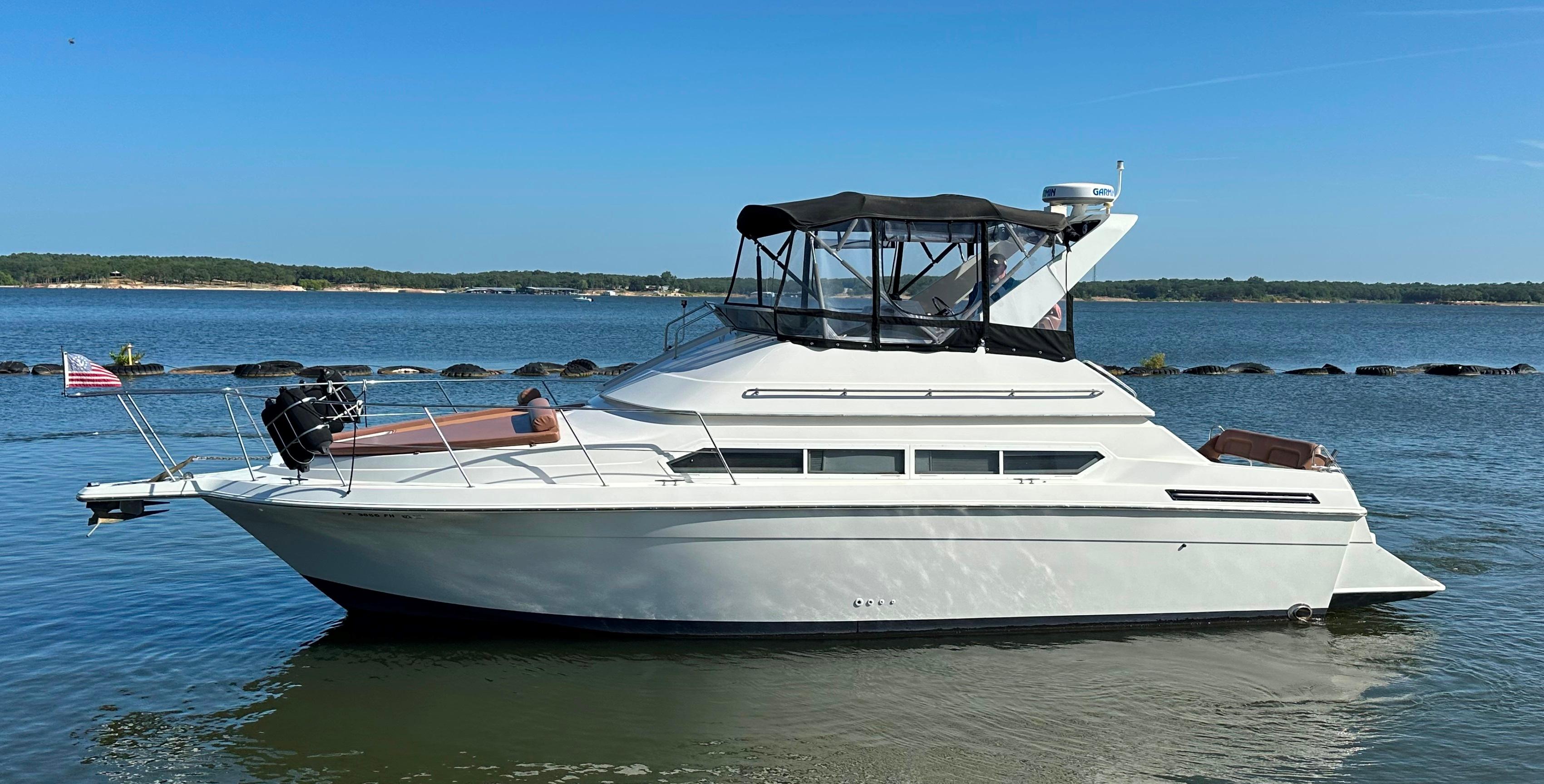 Carver 38 Santego 1996 Carver 38 Santego yacht on calm water, clear sky background.