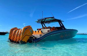 Midnight Express MIDNIGHT 43 OPEN 2021 Midnight Express MIDNIGHT 43 OPEN boat with orange engines in clear blue water.