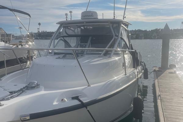 Boston Whaler 285 Conquest 2006 Boston Whaler 285 Conquest docked at marina under clear sky.