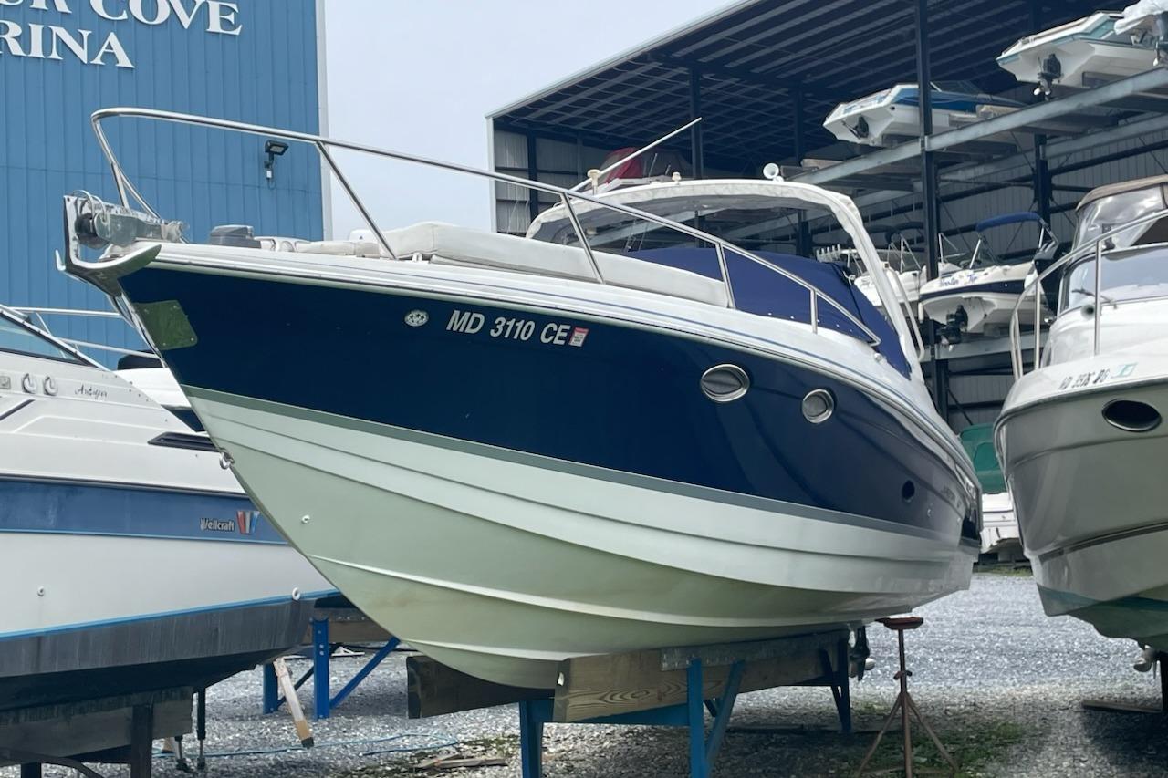 Formula 330 Sun Sport 2004 Formula 330 Sun Sport boat docked at a marina, blue and white exterior.