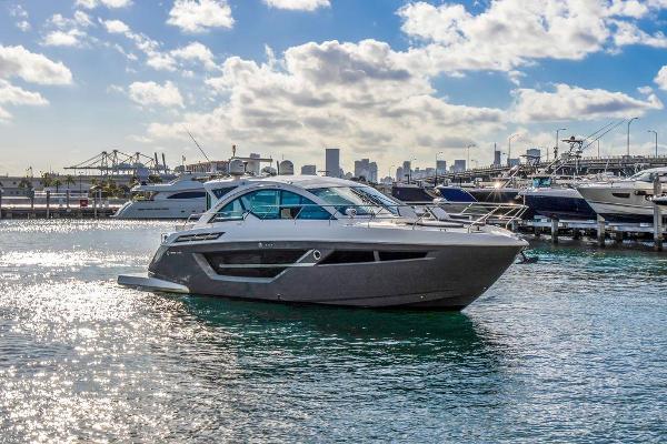 Cruisers Yachts 50 Cantius with GYRO