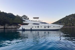 Ferretti Yachts 620 2010 Ferretti Yachts 620 on tranquil water, surrounded by lush greenery.