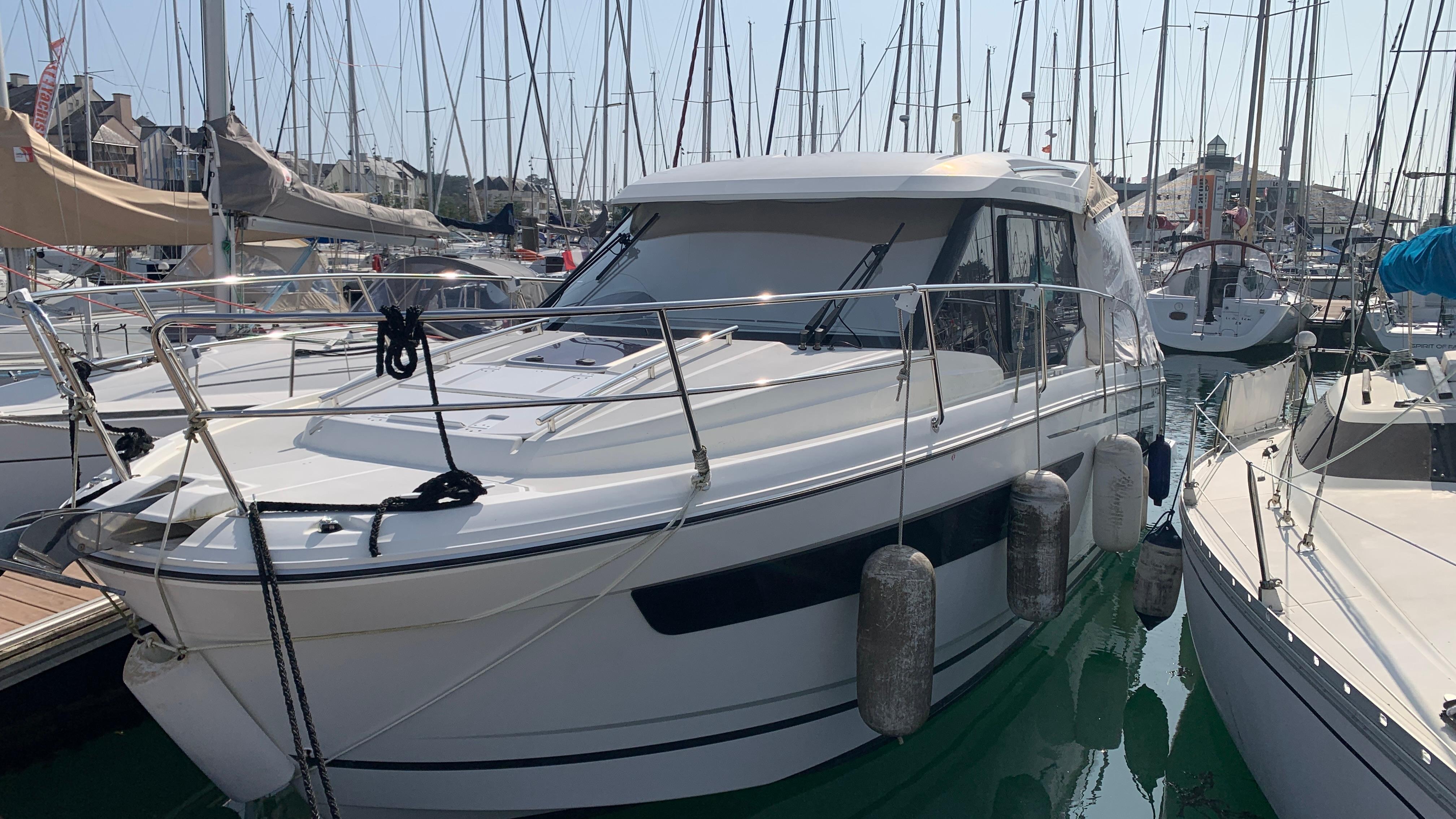 Jeanneau Merry Fisher 895 2018 Jeanneau Merry Fisher 895 docked in a marina, surrounded by sailboats.