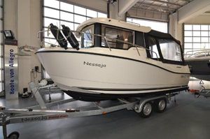 Quicksilver Capture 605 Pilothaus 2016 Quicksilver Capture 605 Pilothaus boat on trailer in showroom.