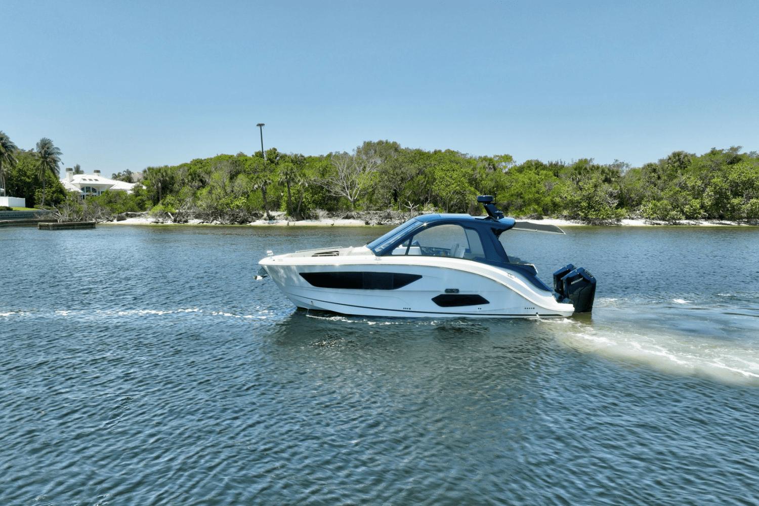 2024 Sea Ray Sundancer 370 Outboard