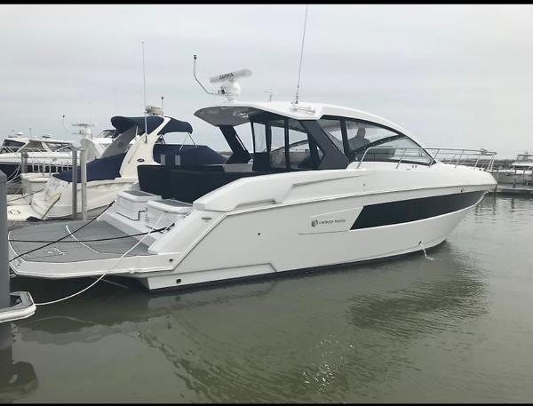 2017 Cruisers Yachts 390 Express Coupe