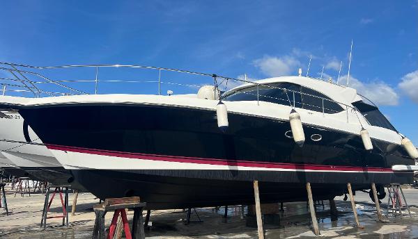 Riviera 4700 Sport Yacht