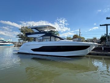 2026 Cruisers Yachts 57 Fly