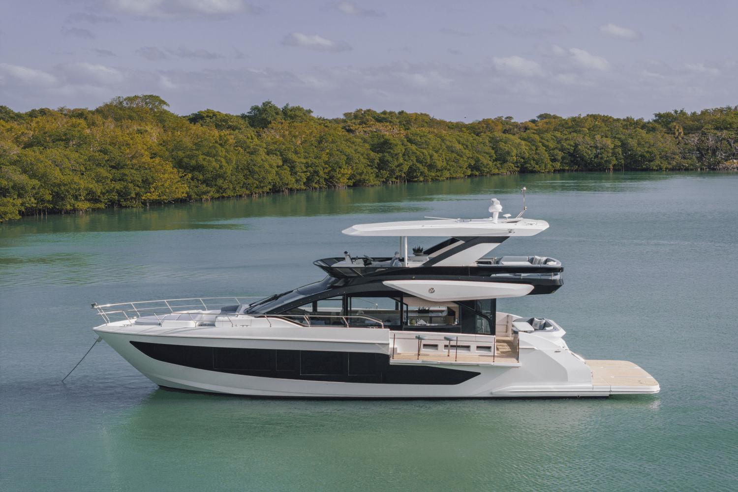2026 Cruisers Yachts 57 Fly
