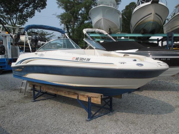 Sea Ray 190 Sundeck Starboard Bow