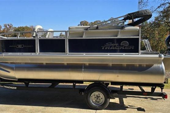 Sun Tracker Bass Buggy 16 XL Select 2026 Sun Tracker Bass Buggy 16 XL Select pontoon boat on trailer.