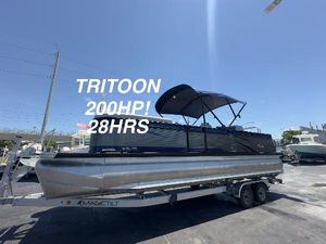 Qwest Splash Pad 824 2022 Qwest Splash Pad 824 tritoon boat on trailer, 200HP, 28 hours usage.