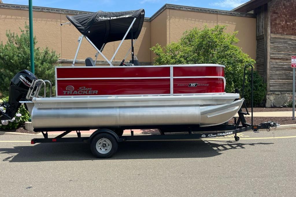 2026 Sun Tracker Party Barge 16 DLX