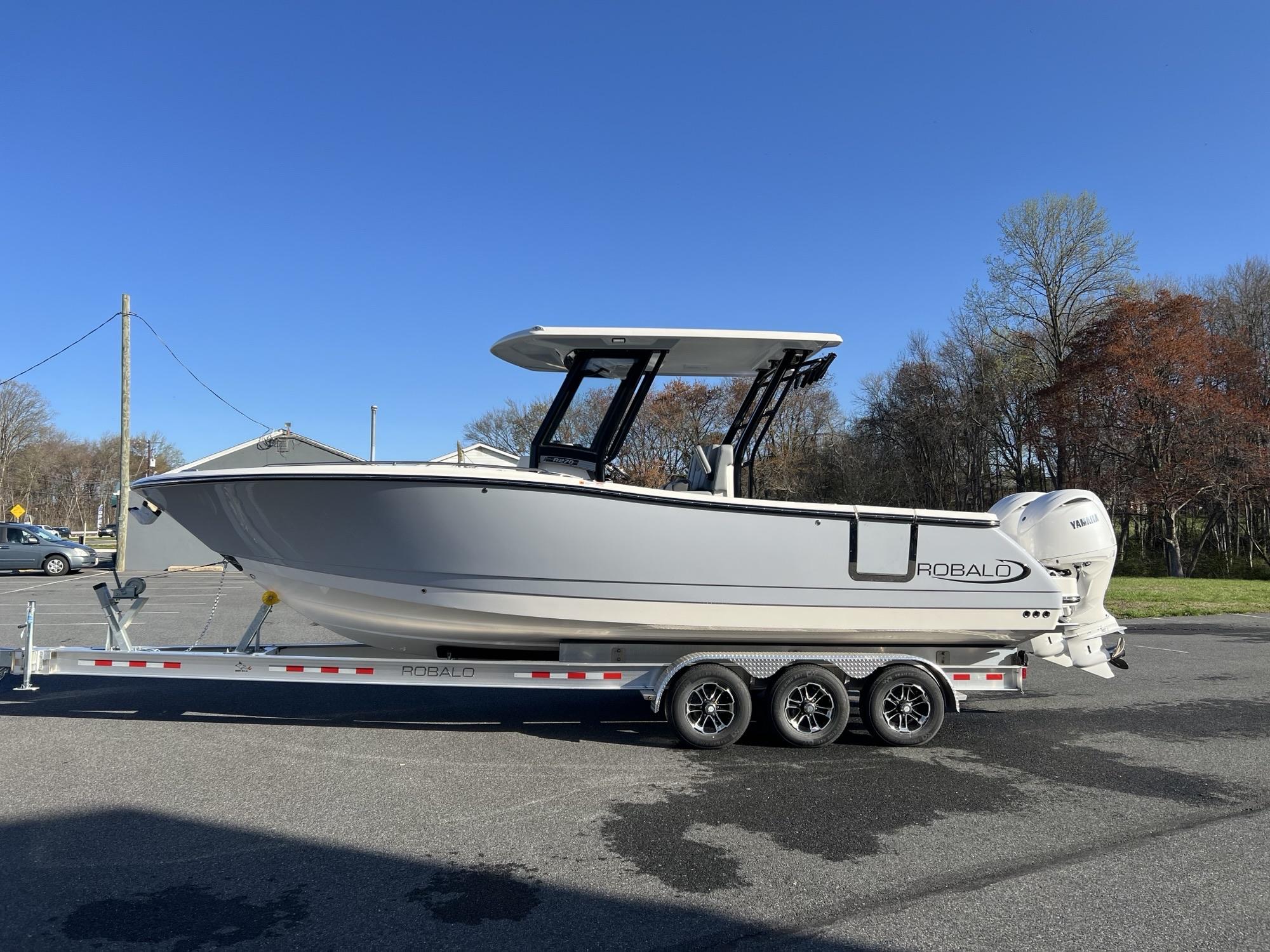 Robalo Center Console R270