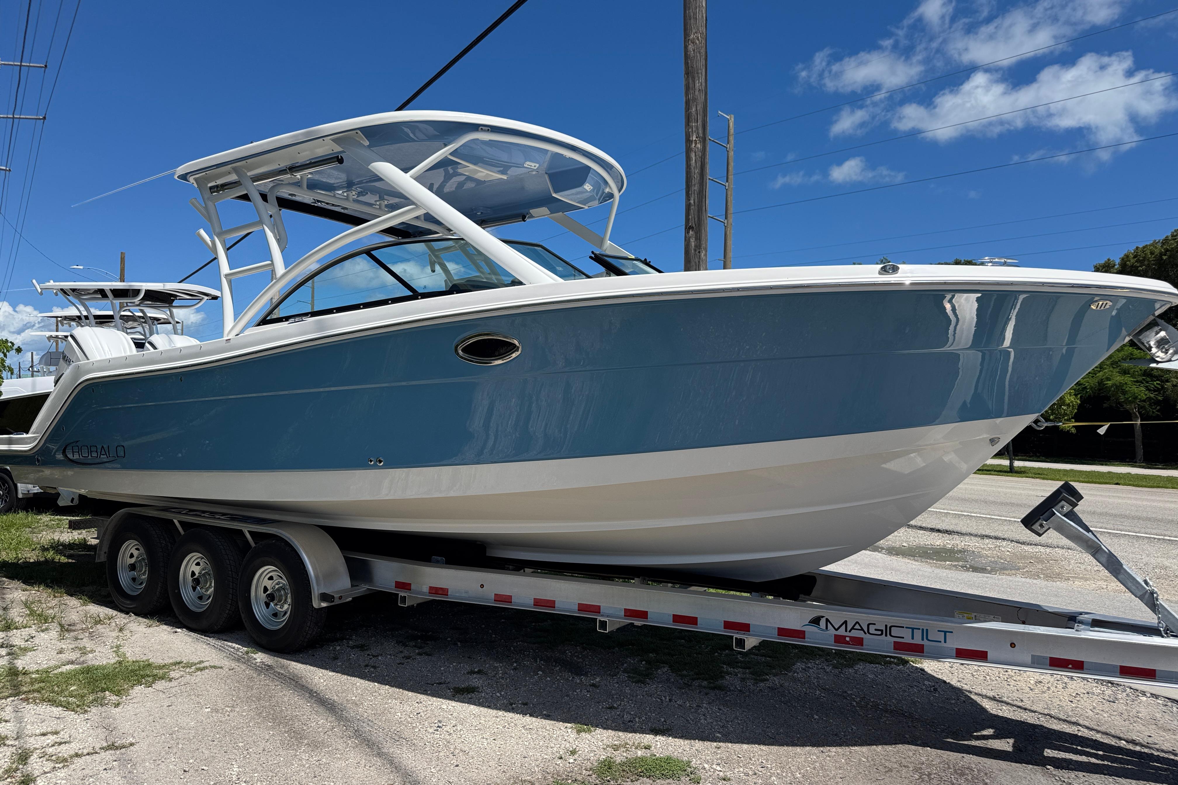 2026 Robalo R317 Dual Console