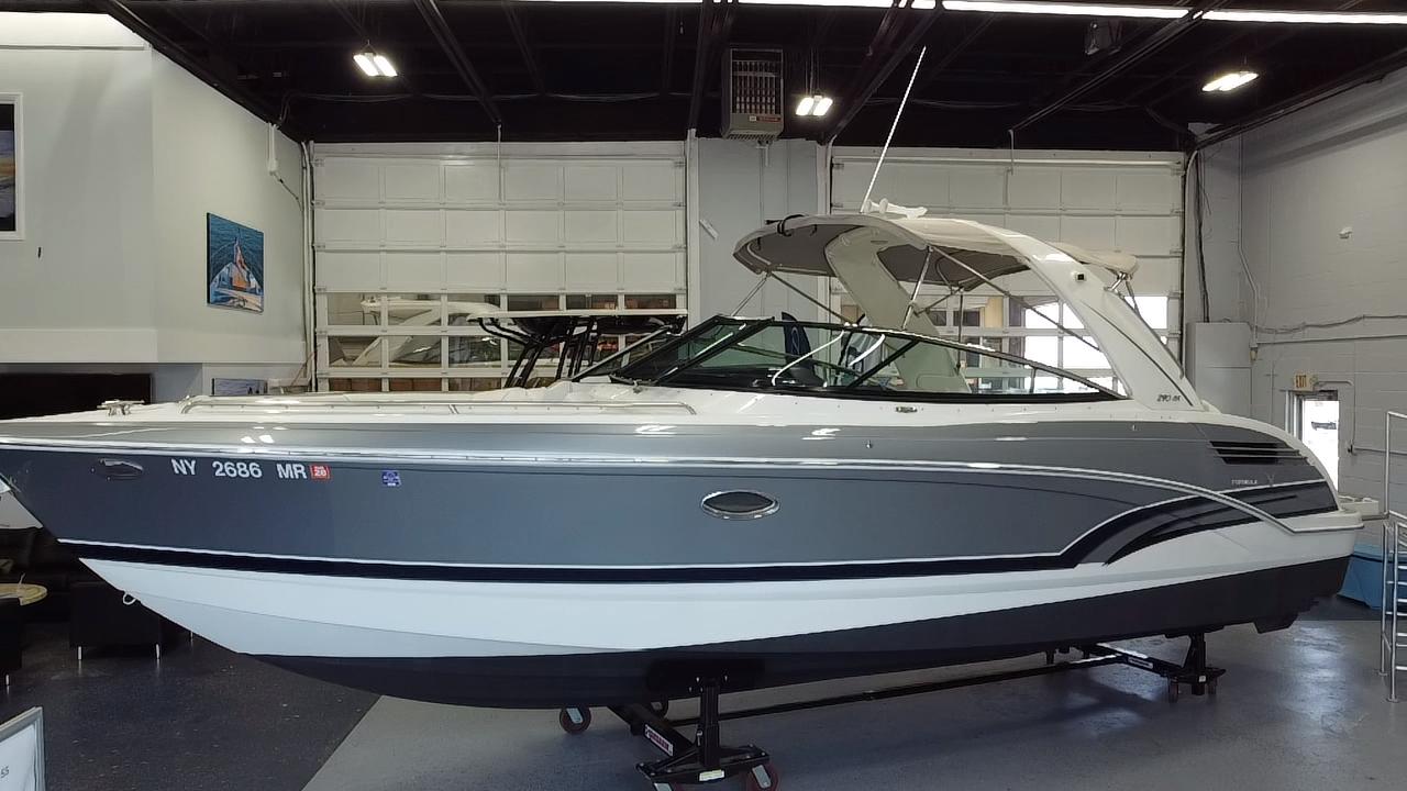 Formula 290 Bowrider 2018 Formula 290 Bowrider boat displayed indoors, gray and white exterior.