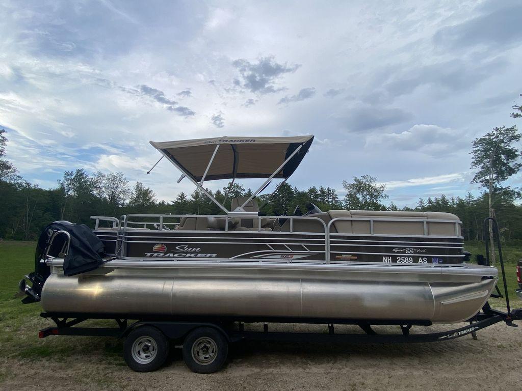 2023 Sun Tracker Fishin Barge