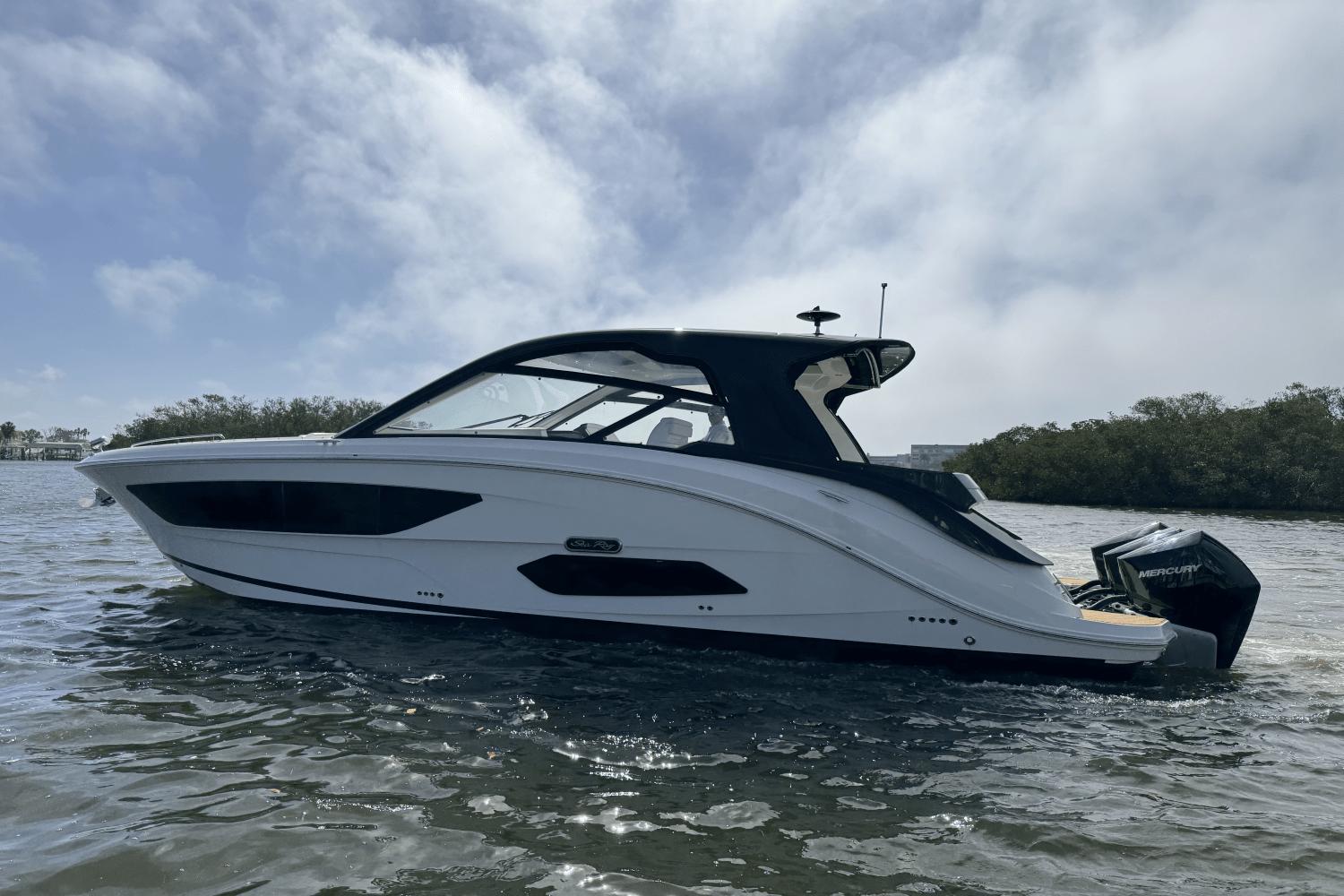 2023 Sea Ray Sundancer 370 Outboard
