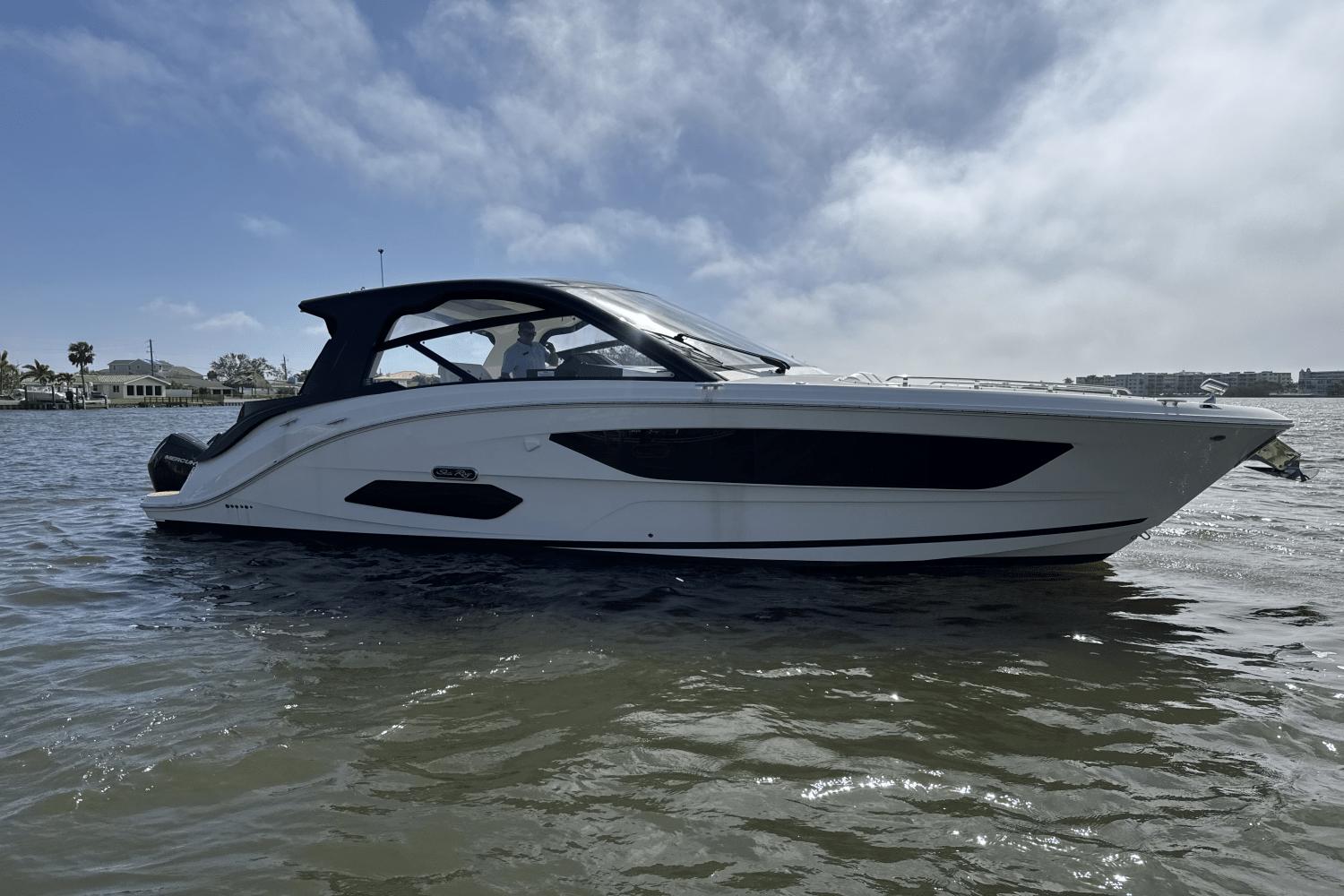 2023 Sea Ray Sundancer 370 Outboard