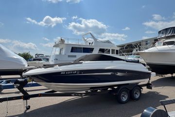 2014 Sea Ray 220 Sundeck Outboard