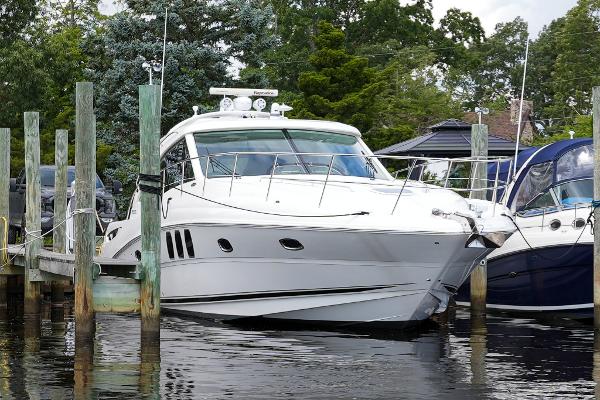 Sea Ray 500 Sundancer 2010 Sea Ray 500 Sundancer yacht docked at a marina.
