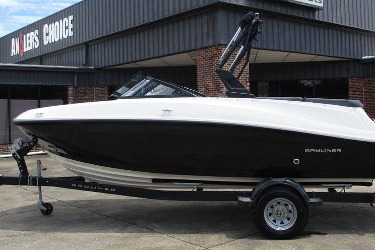 Bayliner VR5 Bowrider I/O 2022 Bayliner VR5 Bowrider I/O boat on trailer outside dealership.